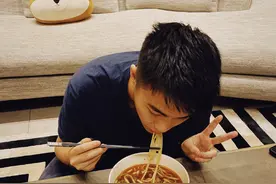 5个月前互相内涵，现何超莲创业何猷君帮宣传，冰释前嫌携手捞金图片