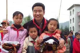 丛飞和妻子先后去世，5岁女儿成孤儿，外祖父带大，长得很漂亮图片