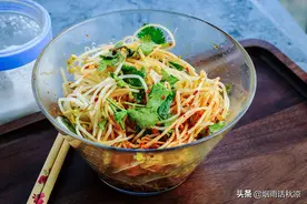 凉拌豆芽怎么做？跟我一起学做美味鲜香的凉拌豆芽图片