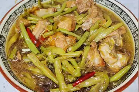天凉了，再不吃此菜就过季了，和排骨粉条炖一锅，热乎乎吃个过瘾图片