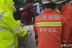 平榆高速平遥段：两辆货车相撞殃及轿车，消防紧急救援图片