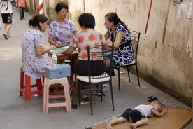 老人的这些“假带娃”行为，正在害苦孩子，年轻家长要及时阻止图片