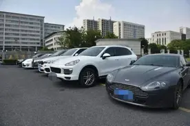 酒吧门前遍地豪车，交警一查全露馅：30万一辆，专骗“学生妹”图片