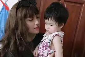 爸爸哄娃睡觉，全身换装太妩媚，网友笑翻：成大事者不拘小节图片