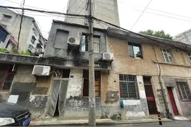 岳阳一市民来电显示：电杆存在隐患，没有单位“认领”图片