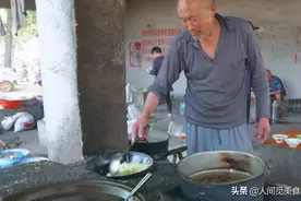 山东任性大爷摆摊30年，嫌麻烦不炒，5元1份的土豆丝不喝酒吃不上图片