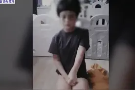 韩国一对夫妻残忍虐童视频被曝光！按头进浴池里，还让孩子吃狗屎图片