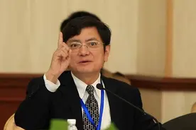 著名教授郑强：空姐有必要招研究生吗？培养人才去天上推车倒水？图片