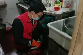 20岁打工小伙获“十佳新青年”：发挥自己一技之长，帮助身边需要帮助的人图片