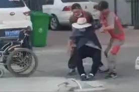 暖心！长春快递小哥街头救助七旬老人图片
