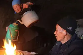 84岁老夫妻坚守百年老屋不愿离开，2个大土炕睡过11个孙子图片