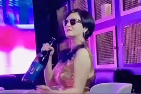 一代香港女神夏文汐晒视频，大秀美背和美腿，网友：永远的鱼玄机图片