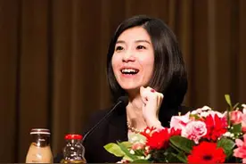 44岁“国翻”张璐，10年9上总理记者会：这才是真正的中国女神图片