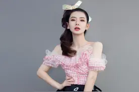 戚薇为了显腿长，穿旗袍配小白鞋，“奶棒腿”瞬间秒杀全场女星！图片