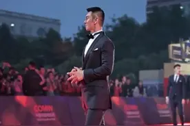 特种兵专业户任天野亮相，183身材比例绝佳，被嘲不红不认识？图片