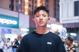 90后小伙为减压跳广场舞 成广场大妈领舞者图片