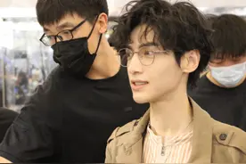 罗云熙出席活动被拍，路人镜头下又酷又帅，生图暴露32岁皮肤状态图片