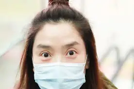 凤凰传奇现身春晚彩排，玲花一双筷子腿好迷人，曾毅比她憔悴太多图片