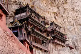 山西这个寺院 建于半空之中 是罕见的奇观 很著名图片