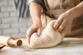 「面团翻面」竟然有这么大的学问！这样做面团肯定不翻车图片