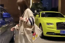 美女开劳斯莱斯出现在街头，车牌还是顶级的，还是00后图片