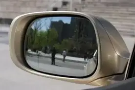 汽车内、外后视镜，哪个反映的才是真实距离？图片