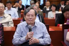 杨振宁百岁庆生现场曝光，由妻子一路搀扶，45岁翁帆美貌不输当年图片