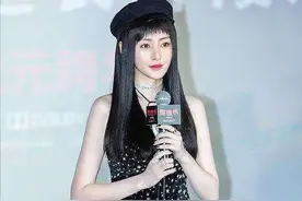 张天爱也太“瘦”了吧，连吊带裙都撑不起来，感觉腿和胳膊一样细图片