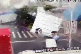 突发 | 临桂狂风吹翻简易棚架人车被压，监控拍下吓人一幕图片
