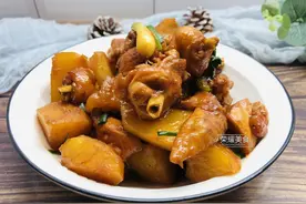 土豆焖鸡时，鸡肉要焯水吗？这样做鸡肉鲜嫩土豆软糯，饭也多吃点图片