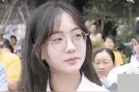 考场外手捧满天星的女孩火了，看到她等的人出来后，网友：羡慕了图片