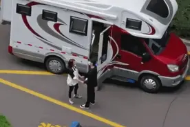 赵又廷探班高圆圆，手拉手对视聊天超腻歪，旁若无人好似热恋情侣图片
