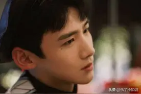 白敬亭脱鞋脱了个寂寞，《城池营垒》太上头，白鸽穿在身上图片