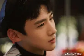 白敬亭脱鞋脱了个寂寞，《城池营垒》太上头，白鸽穿在身上图片