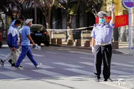 中考首日 乌鲁木齐交警贴心保障图片