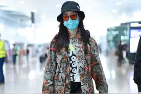 娄艺潇发福了，穿迷彩外套配短裤现身机场，一双肉肉腿太抢镜图片