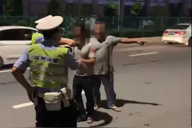醉酒围观群众阻碍交警执法，还嚣张挑衅“谁敢铐他！”结果把自己送进拘留所图片