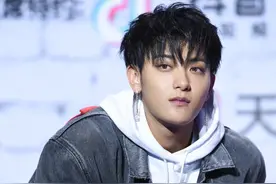 黄子韬的牛仔外套穿搭，搭配黄T少年感满满图片