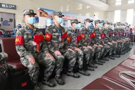 河南省渑池县欢送新兵入伍图片