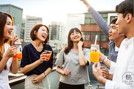 贾玲被粉丝“催婚”，回答上热搜：高情商的人，有多会说话？图片