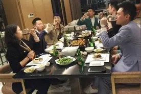 老板请客吃饭，我拿起杯子替老板换了温开水，三天后只有我升职了图片
