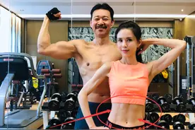 李若彤晒健身照，55岁练出六块腹肌，同框张丰毅65岁还能下一字马图片