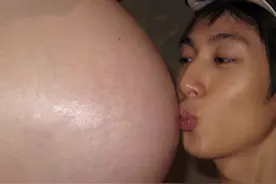 吴尊国际接吻日更文，罕晒妻子超大孕肚照，隔空亲吻胎儿温馨有爱图片
