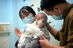 女儿出生6个月才知患罕见病，绝望中迎来喜讯：她活着我就能当娘图片