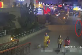 男子手机欠费需要路人帮忙？路人帮忙后：我被盗刷近6000元图片