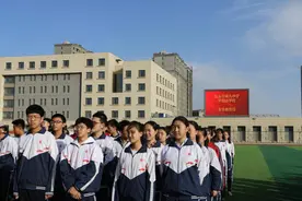 送孩子去寄宿学校，可以锻炼她？寄宿3年的女儿一句话让我后悔图片