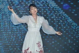 萨顶顶的“狐狸眼”好勾人，虽然泡泡袖有点显胖，但印花挺有气质图片