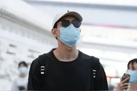 李现现身机场，短T恤搭配五分裤，波点凉鞋配棉袜更时髦图片