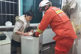 两岁小女孩玩耍时掉进洗衣机图片