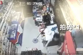 6瓶啤酒砸倒持刀抢劫男子，警方通报定性了！图片